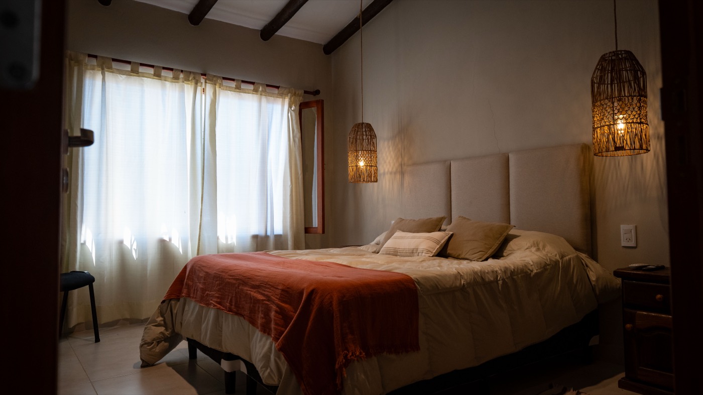 Dormitorio en tonos tierra